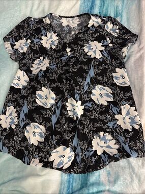 Black Floral V-Neck Short Sleeve Top with Blue & White Flowers